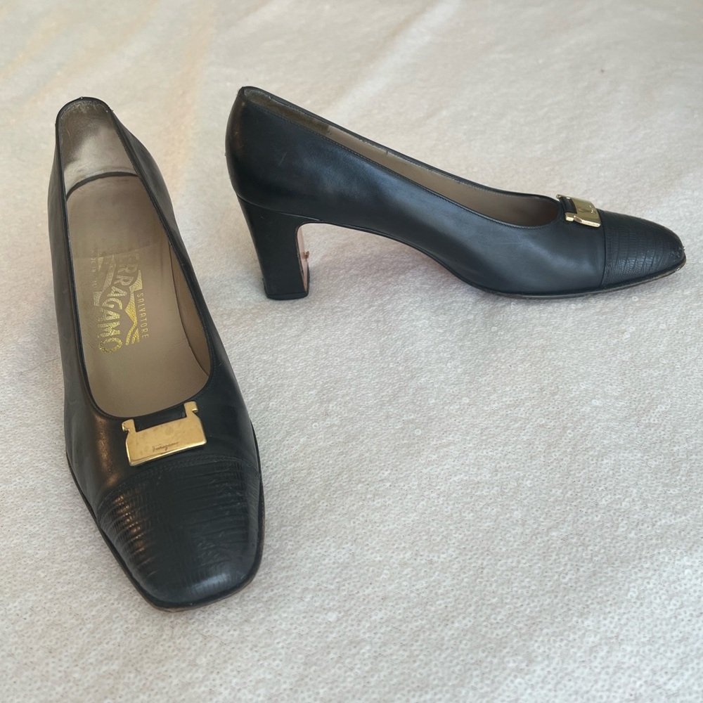 Vintage 1970s 1980s Salvatore Ferragamo Black Italian Leather Heels Gold Accent - Picture 3 of 17